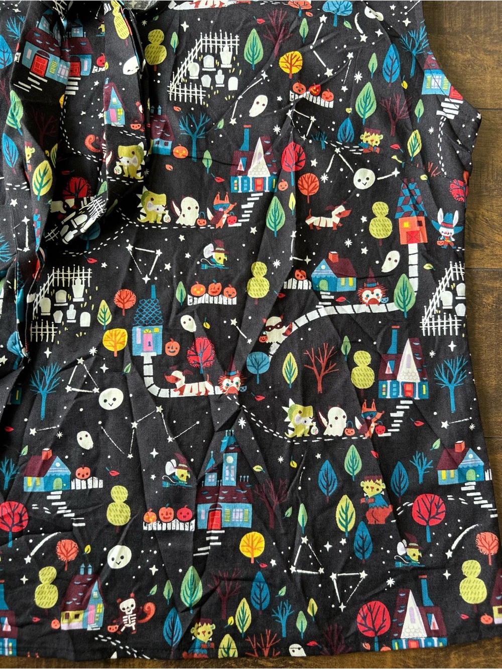 Retrolicious Black Sleeveless Collared Top with Halloween Print - Picture 3 of 9